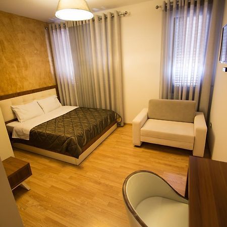Hotel Flamingo Korce Exterior photo