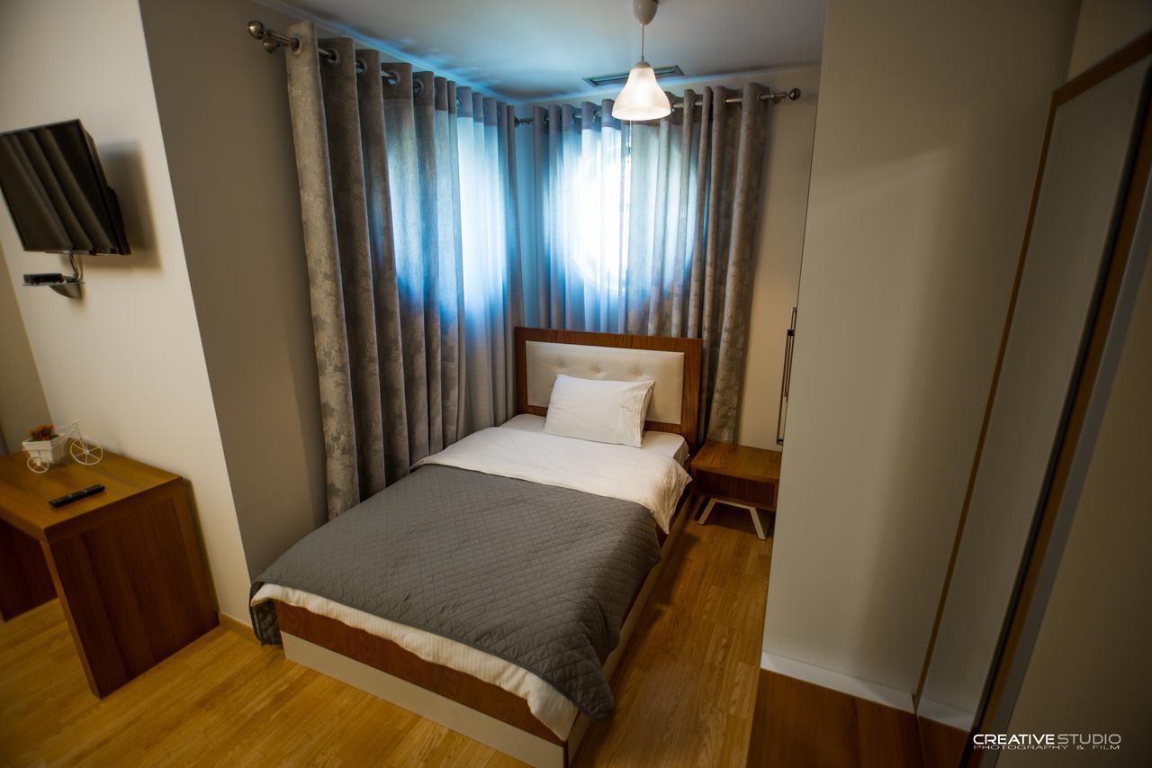 Hotel Flamingo Korce Exterior photo